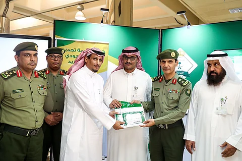 "جوازات الرياض" و"البريد" يدشنان خدمة توصيل الجوازات عن طريق "أبشر"