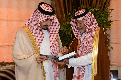 أمير عسير يستقبل "بن عفتان" ويتسلم نسخة من كتابه