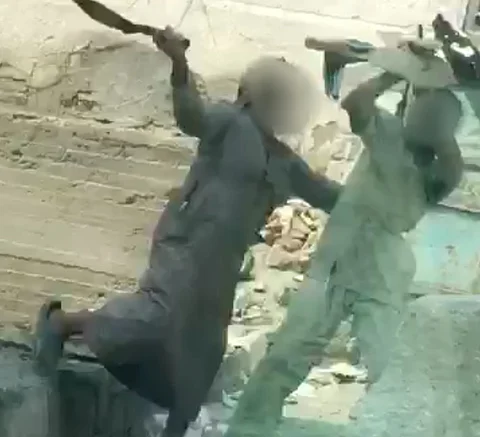 بالصور.. أب يعنّف ابنه الشاب ويعذبه لإجباره على العمل الشاق والدماء تسيل منه