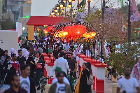 بالصور.. "الحي الصيني" و"الحيوانات المحنطة" يجذبان زوار جادة الترفيه