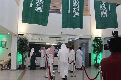اليوم الوطني.. "أحوال جدة" تتزين بالأخضر وتوزع الحلوى على المراجعين
