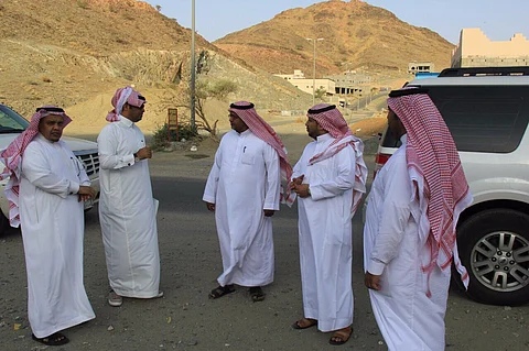 شاهد.. لجنة تقف ميدانياً على احتياجات الأهالي في "وسام الطائف"