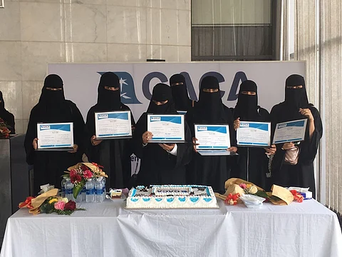 طالبات جامعيات يتدربن على العمل التشغيلي في المطارات