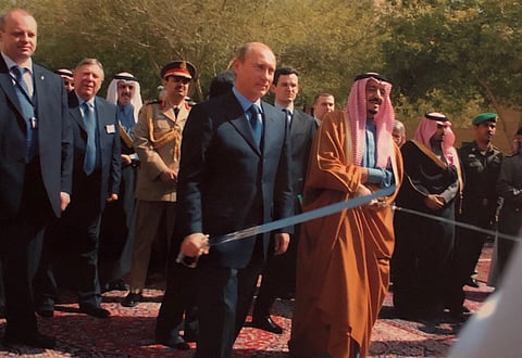 بالصور قبل 10 سنوات وفي ضيافة "سلمان": بوتين في أول زيارة للسعودية يرقص العرضة ويشرب القهوة العربية