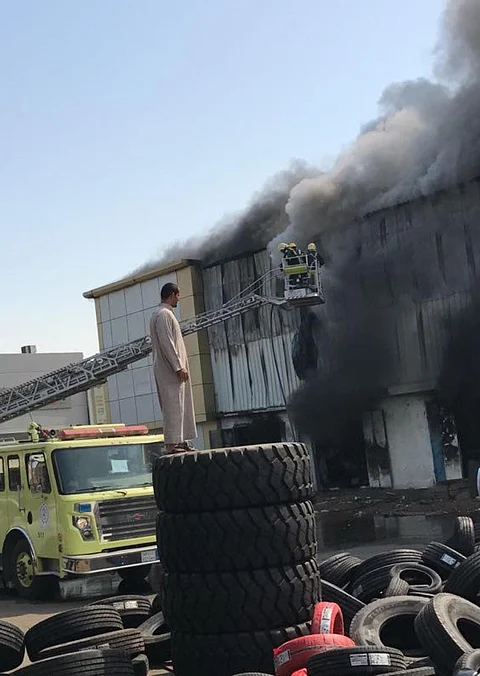 "مدني جدة" يسيطر على حريق بمستودع دون إصابات