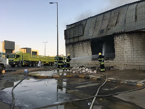 "مدني الخرج" يكافح حريقاً هائلاً بمستودعات أغذية.. لا إصابات حتى الآن