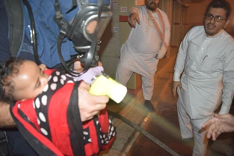 شاهد.. مدني الرياض يجلي أُسرًا اندلعت النيران في عمارتها السكنية بالروابي