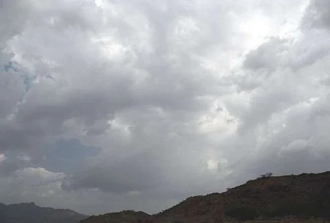 طقس الخميس.. سماء غائمة وسحب رعدية بهذه المناطق