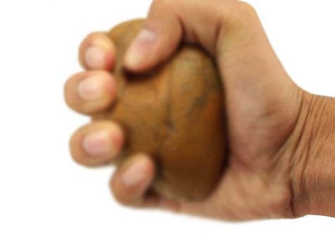حائل.. طالب يكسر أسنان قائد مدرسة ويصيبه برضوض في رأسه
