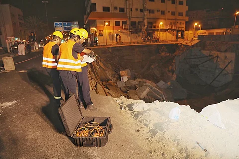 مدني مكة يباشر أعمال البحث عن مفقودين باستخدام التقنية في المبنى المنهار بالشهداء