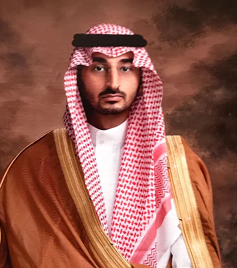 "عبدالله بن بندر" يكرم قائدة مدرسة ساهمت في كشف جريمة تحرش بطالبة