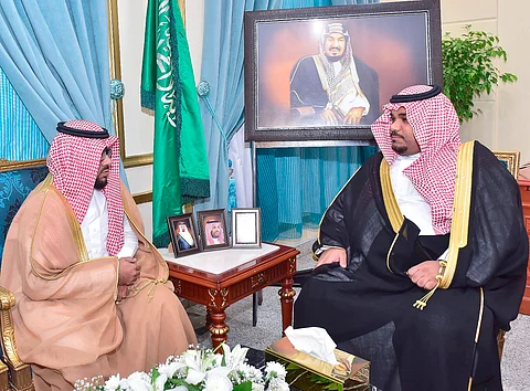 نائب أمير نجران يتسلم نسخة من مجموعة الأحكام القضائية