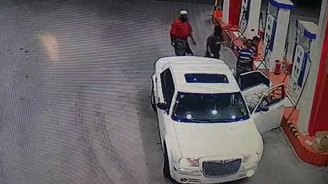شاهد بالفيديو.. عصابة تُغطي رأس عامل محطة وقود وتخطفه