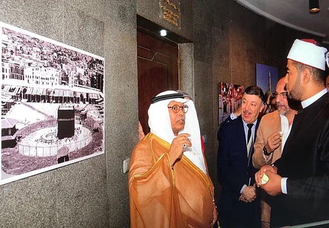"خضر" يهدي معرضه "الحرمين الشريفين- الماضي والحاضر" لمشيخة الأزهر بالقاهرة
