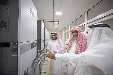 بالصور .. قصة جامع "الحكمة" بالرياض بناه فاعل خير وسعوديون يمدونه بـ 460 لوحة شمسية