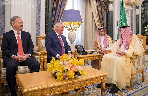 بالصور .. خادم الحرمين يستقبل تيلرسون في قصر اليمامة