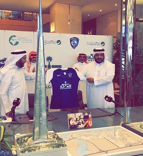 رئيس الهلال يوقع عقدًا للشراكة مع المملكة القابضة
