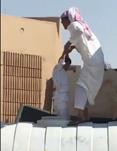 بالفيديو.. مواطن ينقذ طفلًا علق بخزان مدرسة في حائل