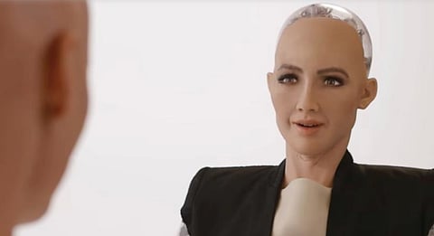 شاهد.. "صوفيا" أول روبوت في العالم يحصل على الجنسية وجواز السفر السعوديَّيْن