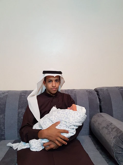 شاهد.. "أبو محمد" أصغر عريس بتبوك يحتفل بقدوم مولوده الأول