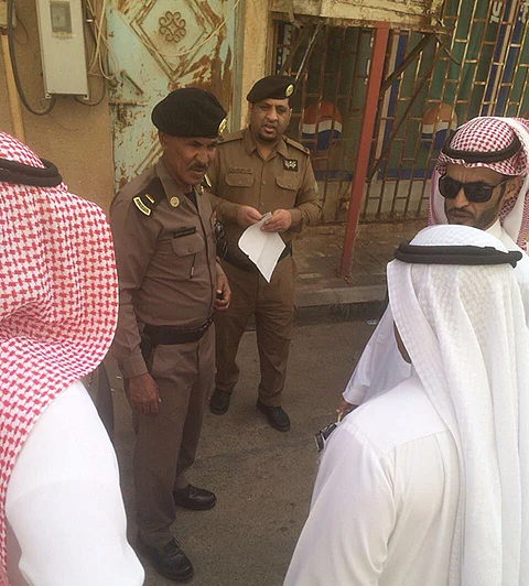 عرعر.. الإطاحة بوافد حول شقة سكنية مقراً لصيانة وبيع الجوالات