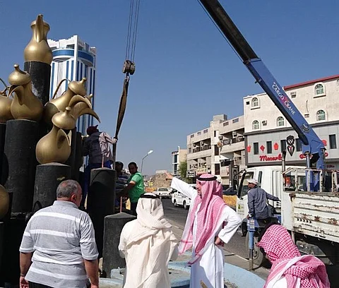 "مجسم الدلال".. أحد معالم الطائف القديمة والتراثية ينقل لموقع آخر لإنشاء أحد مشروعات التنمية
