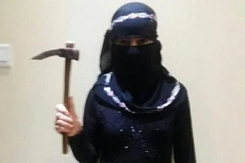 فاض بها الكيل .. يمنية تشج رأس قيادي حوثي دهم قريتها "فؤوس وحجارة وأحذية"