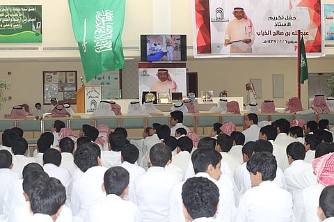 متوسطة ابن صالح تحتفي بالمعلم "الذياب" بعد 36 عامًا من العطاء