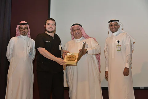 مدير مستشفى يصرُّ على تسليم درعه التكريمية لطبيب شاب