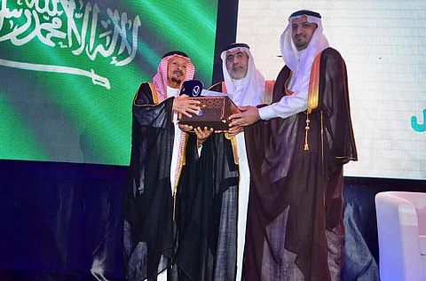 شاهد.. ينبع تحتفي بوكيلها السابق وتُهديه "لكزس 2017" فيتبرع بها للأعمال الخيرية