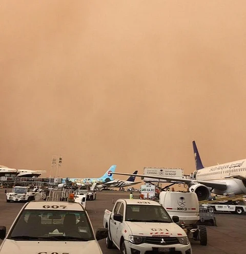 الجوف.. الغبار يواصل إيقاف جميع الرحلات الجوية