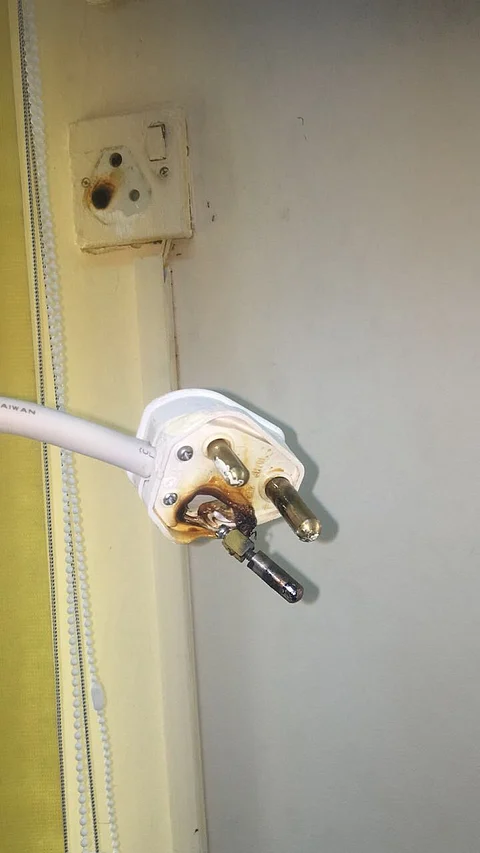 منسوبات ثانوية بحائل: أنقذونا من التماسات الكهربائية .. و"التعليم": لا خطر