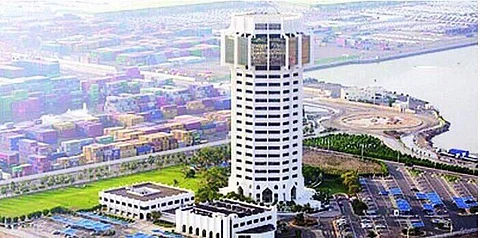 إنقاذ حياة أحد طواقم ناقلة بريطانية كانت عابرة البحر بميناء جدة