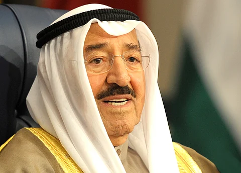 أمير الكويت يعزي خادم الحرمين بوفاة الأمير منصور بن مقرن
