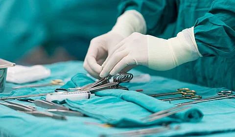 عشرينية راجعت المستشفى بألم في البطن وخرجت بعد استئصال كيس يزن 10 كجم