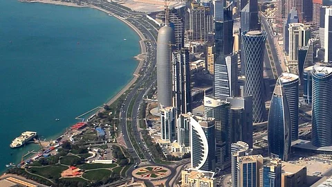 الوجه القبيح لماكينة الإعلام القطرية.. تفاصيل ترويها صحافية بريطانية "قمع واعتقال"