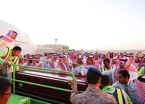 شاهد.. وصول جثمان الأمير الراحل "منصور بن مقرن" للرياض.. ووالده في مقدمة المستقبلين