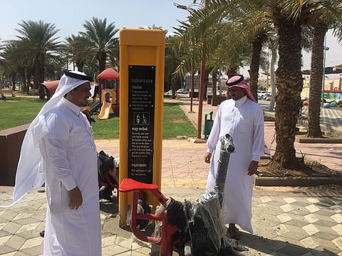 "بلدية صامطة" توفر أجهزة رياضية للأهالي بساحة الوطن