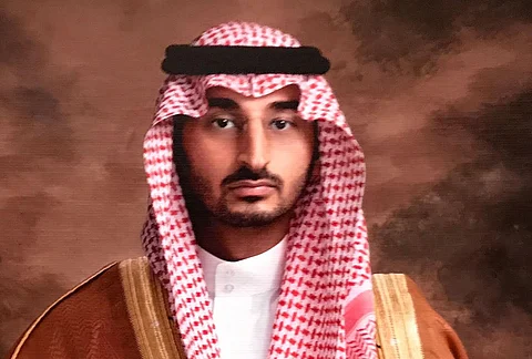"عبدالله بن بندر" يعزي ذوي مرافقي منصور بن مقرن