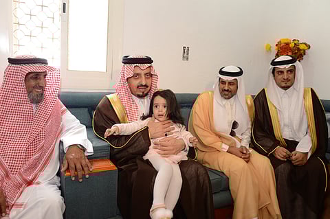 أمير عسير يقدم واجب العزاء لأسرة الشهيد "الشهري"