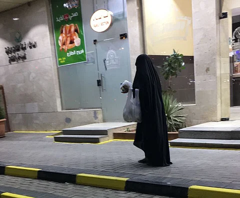 شاهد.. مكافحة التسول تسقط ١٠ محتالين من الجنسين في تبوك