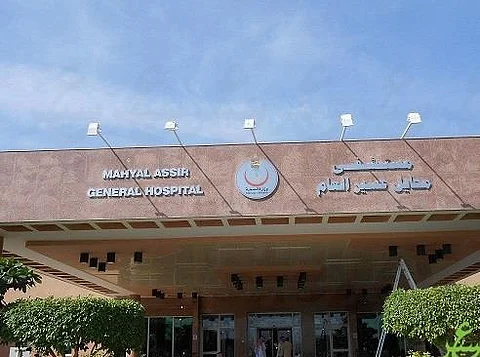 مطاردة وتصادم ينتهيان بمشاجرة بالأيدي في طوارئ مستشفى محايل