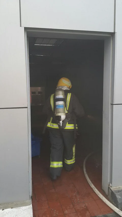 إطفاء مدني محايل يباشر حريقاً بمستودع لمطعم وجبات سريعة