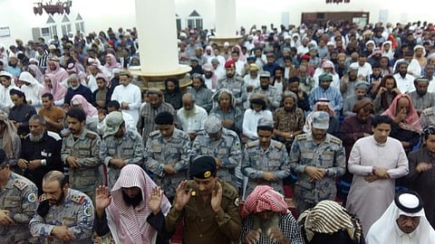 قائد حرس الحدود يتقدم المشيعين لجنازة الشهيد النجادي بالريث