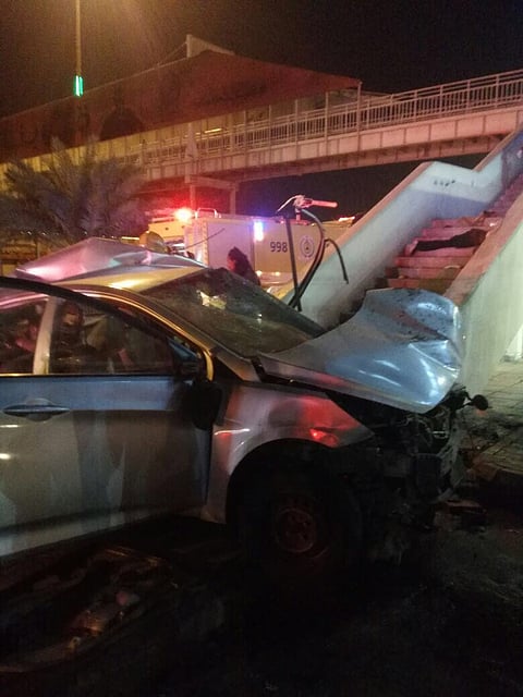 حادثة الـ 3 فجراً تنتهي بمصرع 5 شباب .. مركبتهم اصطدمت بجسر مشاة بالمدينة