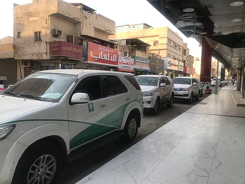 "التجارة" تداهم سوقاً بالرياض وتغلق محلات المتسترين على العمالة المخالفة