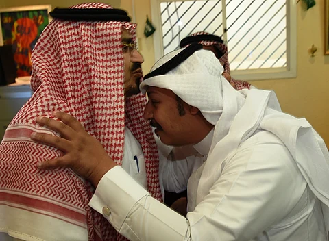 مدير تعليم عسير يقبل رأس معلم قطع إجازته المرضية