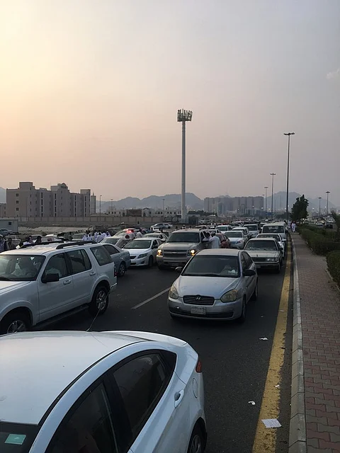 "سبق" تكشف أساليب تلاعب "الشريطية" في حراج السيارات بمكة