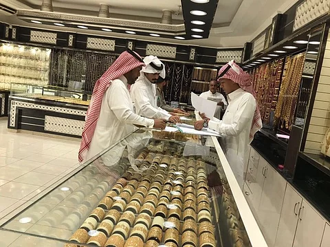 "العمل": أسبوعان ويبدأ التطبيق الإلزامي لقَصْر عمل محال الذهب على السعوديين