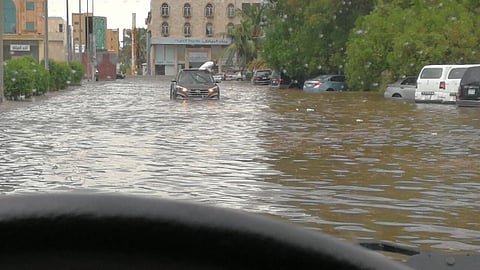 بالصور .. هطولات جدة تعيد أمطار 2009 للواجهة على وقع حالات الاحتجاز